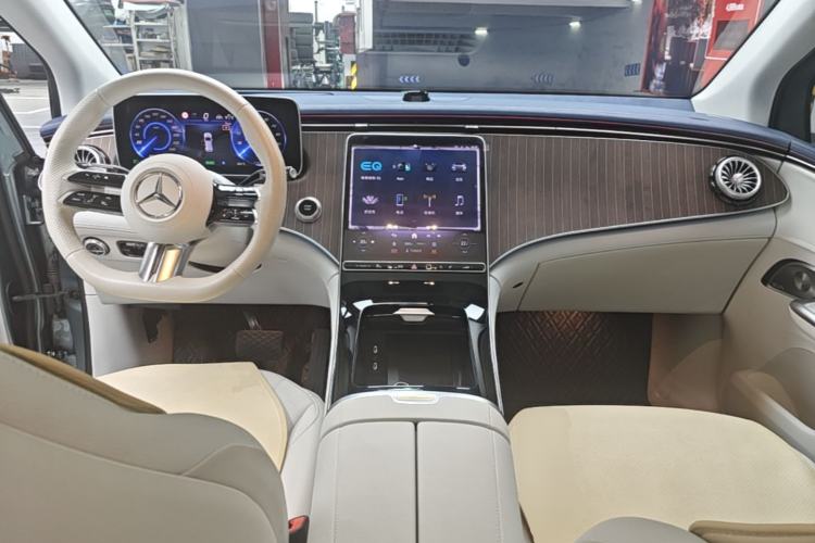 Used Mercedes-Benz EQE SUV 2024 500 4MATIC Pioneer Edition Center Console