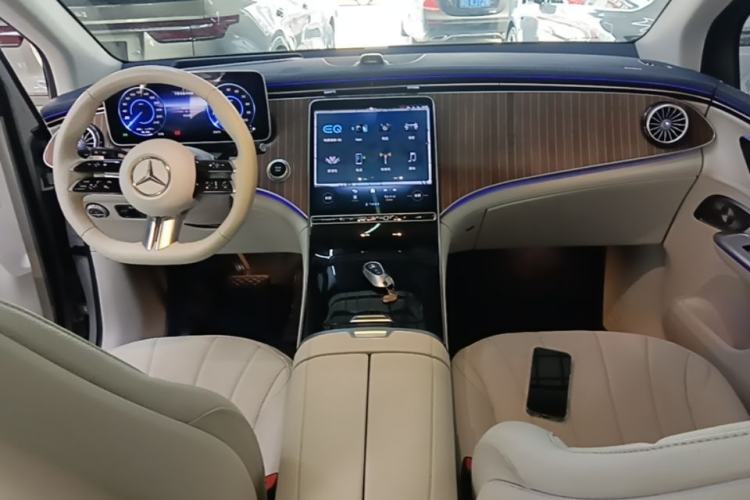 Used Mercedes-Benz EQE SUV 2024 350 4MATIC Luxury Edition Center Console