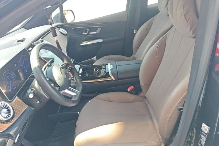 Used Mercedes-Benz EQE SUV 2024 500 4MATIC Pioneer Edition Left Front Seat