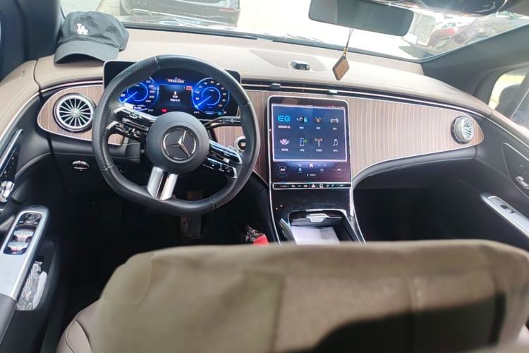 Used Mercedes-Benz EQE SUV 2024 500 4MATIC Pioneer Edition Center Console