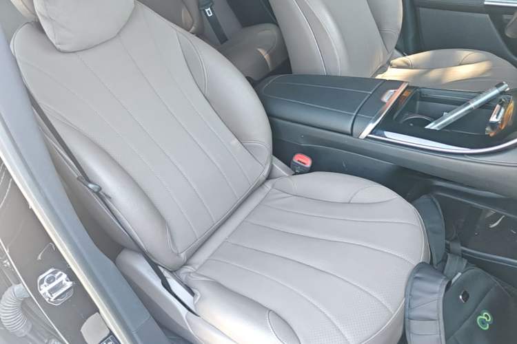 Used Mercedes-Benz EQE SUV 2024 500 4MATIC Pioneer Edition Right Front Seat