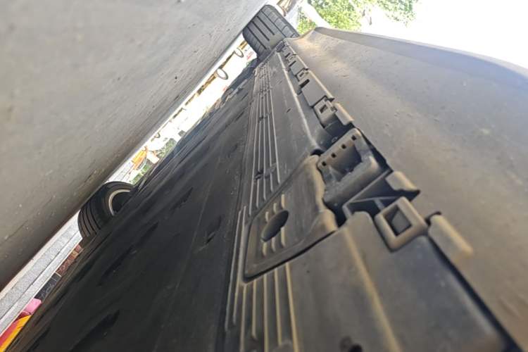 Used Mercedes-Benz EQE SUV 2024 500 4MATIC Pioneer Edition Right Side Sill