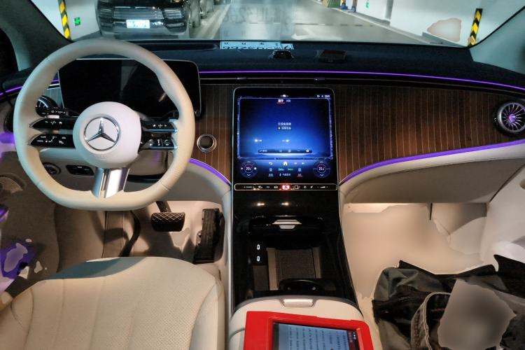 Used Mercedes-Benz EQE SUV 2024 500 4MATIC Luxury Edition Center Console