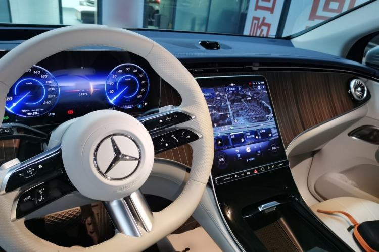 Used Mercedes-Benz EQE SUV 2024 500 4MATIC Luxury Edition Center Console