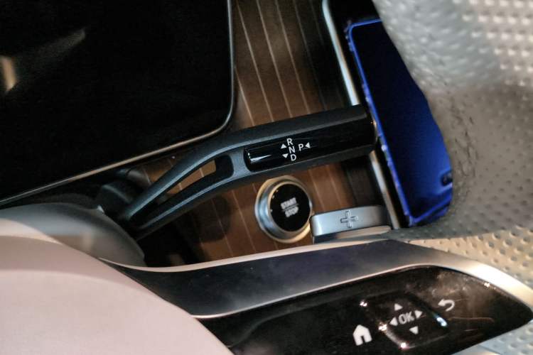 Used Mercedes-Benz EQE SUV 2024 500 4MATIC Luxury Edition Gear Lever