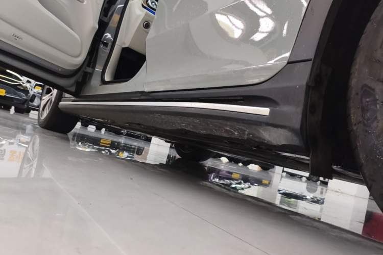 Used Mercedes-Benz EQE SUV 2024 350 4MATIC Luxury Edition Left Side Sill