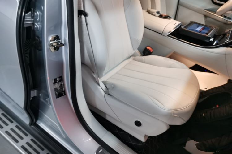 Used Mercedes-Benz EQE SUV 2024 500 4MATIC Luxury Edition Right Front Seat