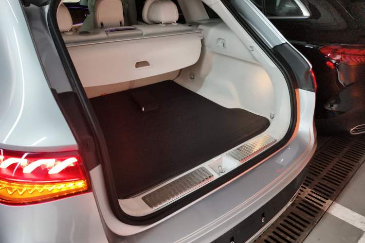 Used Mercedes-Benz EQE SUV 2024 500 4MATIC Luxury Edition Trunk