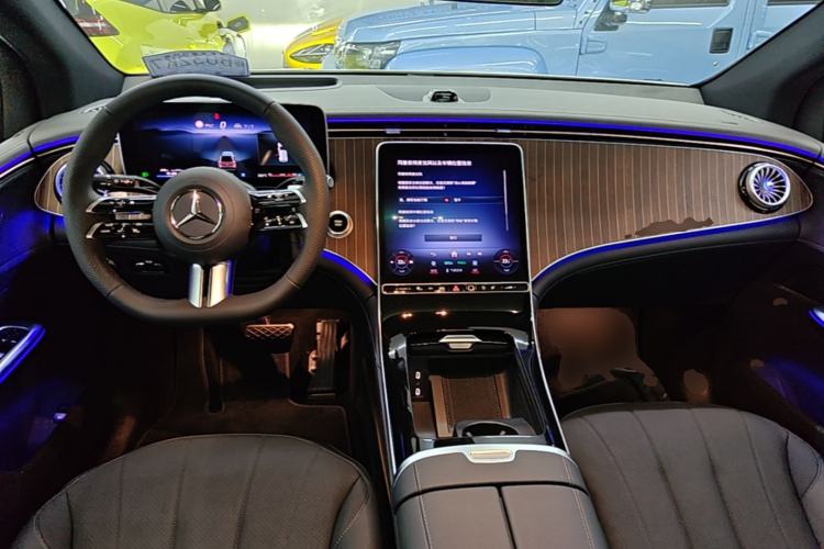 Used Mercedes-Benz EQE SUV 2024 500 4MATIC Luxury Edition Center Console