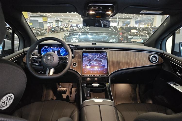 Used Mercedes-Benz EQE SUV 2024 500 4MATIC Luxury Edition Center Console