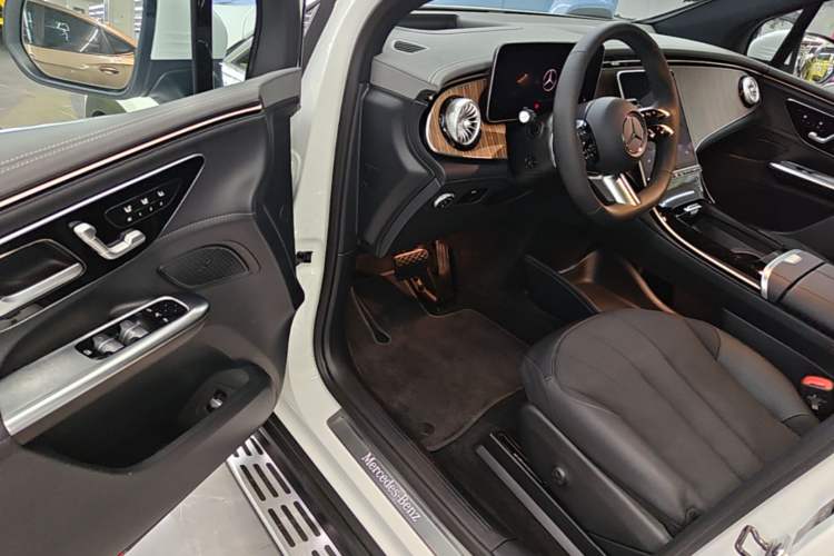 Used Mercedes-Benz EQE SUV 2024 500 4MATIC Luxury Edition Driver Seat