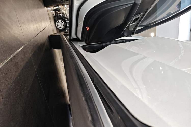 Used Mercedes-Benz EQE SUV 2024 500 4MATIC Luxury Edition Left Side Sill