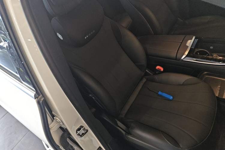 Used Mercedes-Benz EQE SUV 2024 500 4MATIC Luxury Edition Right Front Seat