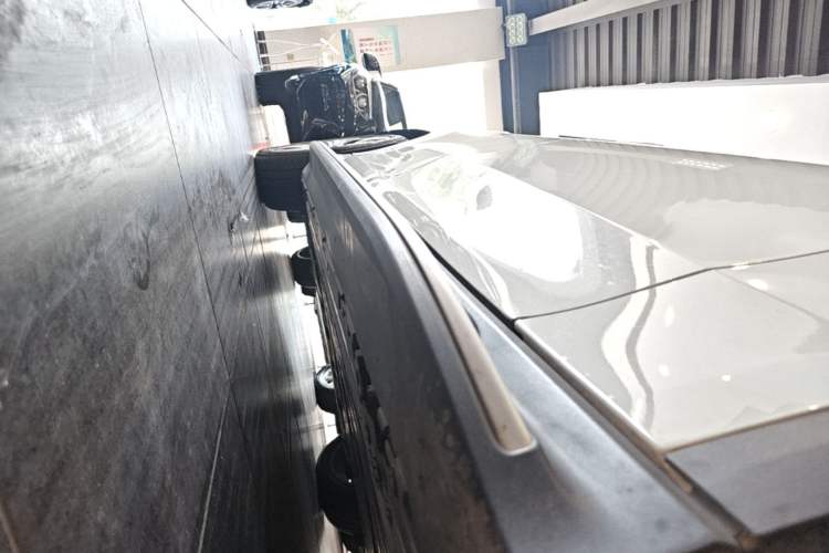 Used Mercedes-Benz EQE SUV 2024 500 4MATIC Luxury Edition Right Side Sill