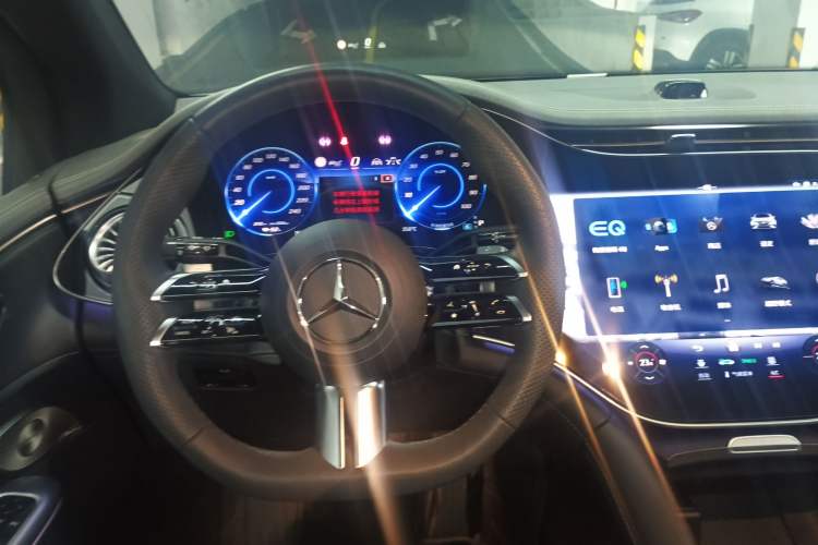 Used Mercedes-Benz EQE SUV 2024 350 4MATIC Pioneer Edition Steering Wheel