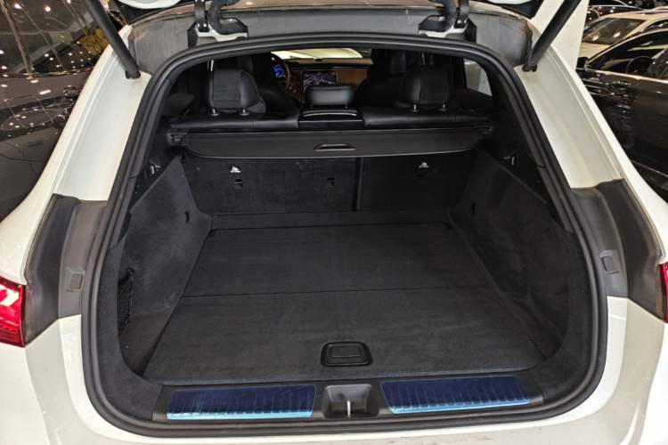 Used Mercedes-Benz EQE SUV 2024 500 4MATIC Luxury Edition Trunk