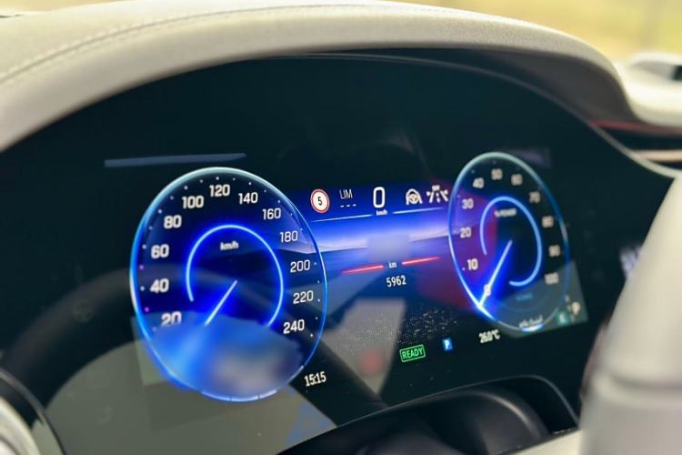 Used Mercedes-Benz EQS 2022 Updated Version 450+ Pioneer Edition Interior 4
