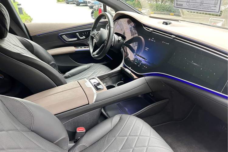Used Mercedes-Benz EQS 2022 Updated 580 4MATIC Interior 4