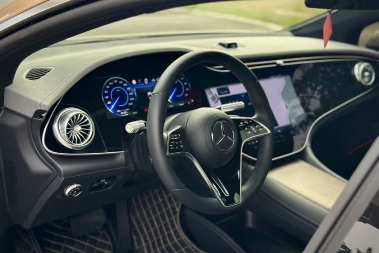 Used Mercedes-Benz EQS 2022 Updated Version 450+ Pioneer Edition Interior 7