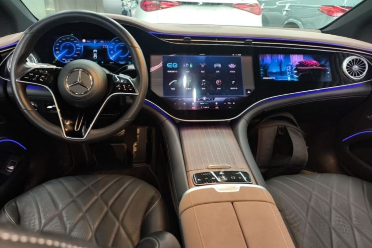 Used Mercedes-Benz EQS 2022 Updated 580 4MATIC Center Console