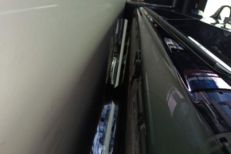 Used Mercedes-Benz EQS 2022 Updated 580 4MATIC Left Side Sill