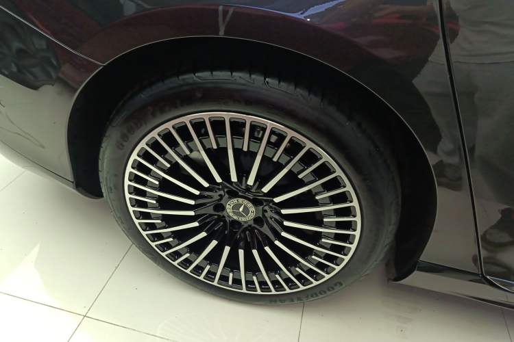 Used Mercedes-Benz EQS 2022 Updated 580 4MATIC Right Rear Wheel Hub