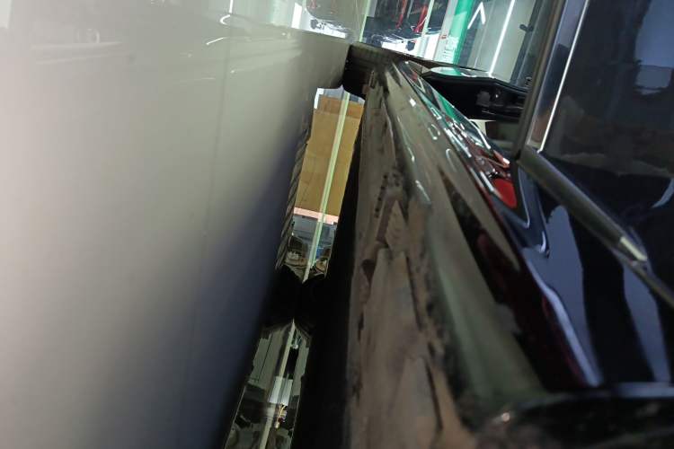 Used Mercedes-Benz EQS 2022 Updated 580 4MATIC Right Side Sill