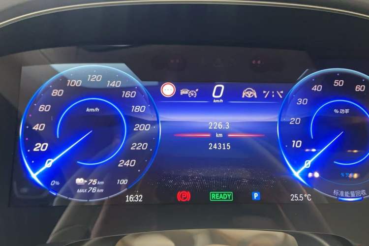 Used Mercedes-Benz EQS 2022 580 4MATIC Odometer Close Up
