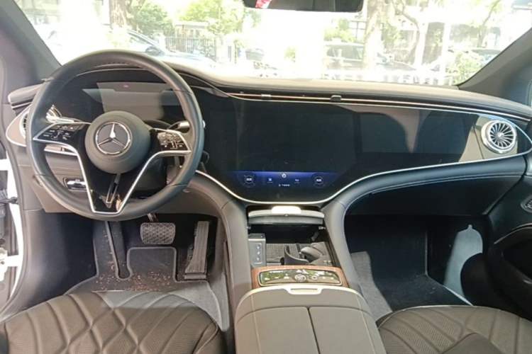 Used Mercedes-Benz EQS 2022 Updated 580 4MATIC Center Console