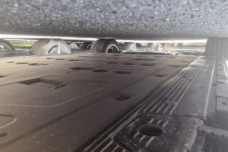 Used Mercedes-Benz EQS 2025 500 4MATIC Right Side Sill