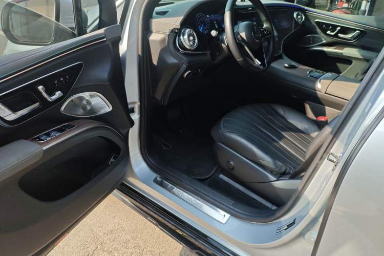 Used Mercedes-Benz EQS SUV 2023 450 4MATIC Pioneer Edition Driver Seat