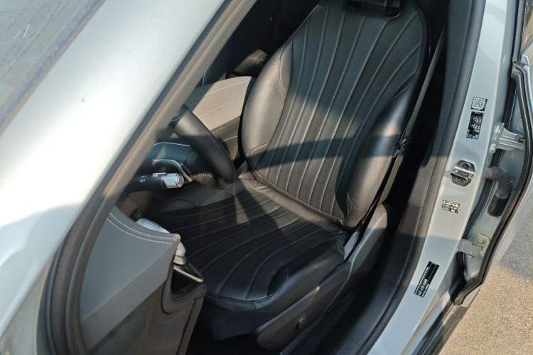 Used Mercedes-Benz EQS SUV 2023 450 4MATIC Pioneer Edition Left Front Seat
