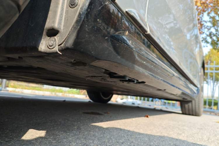Used Mercedes-Benz EQS SUV 2023 450 4MATIC Pioneer Edition Left Side Sill