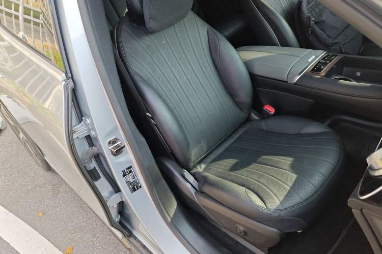 Used Mercedes-Benz EQS SUV 2023 450 4MATIC Pioneer Edition Right Front Seat
