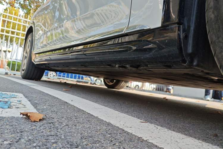 Used Mercedes-Benz EQS SUV 2023 450 4MATIC Pioneer Edition Right Side Sill