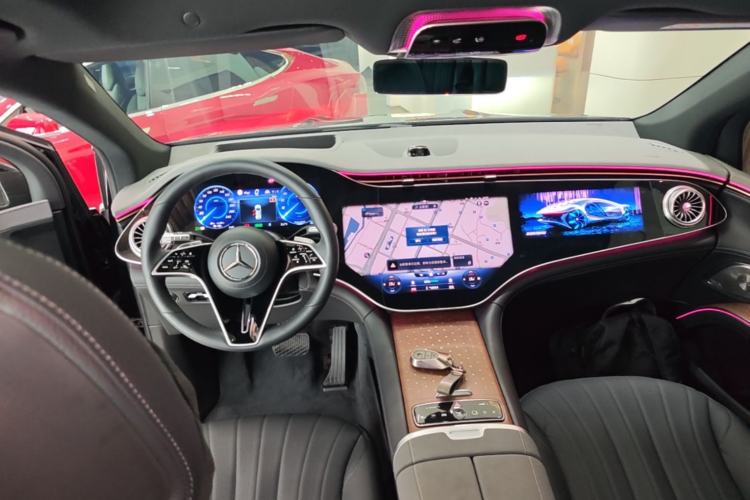 Used Mercedes-Benz EQS SUV 2023 450 4MATIC Luxury Edition Center Console