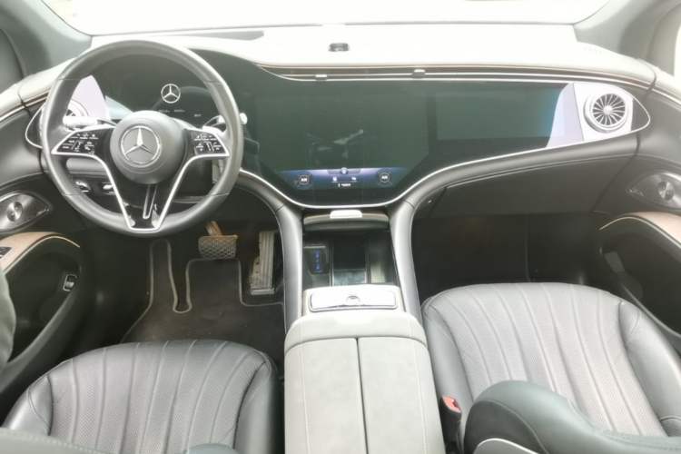 Used Mercedes-Benz EQS SUV 2023 450 4MATIC Luxury Edition Center Console