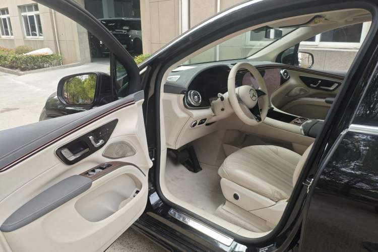 Used Mercedes-Benz EQS SUV 2023 450 4MATIC Pioneer Edition Driver Seat