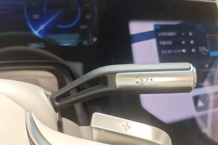 Used Mercedes-Benz EQS SUV 2023 450 4MATIC Pioneer Edition Gear Lever