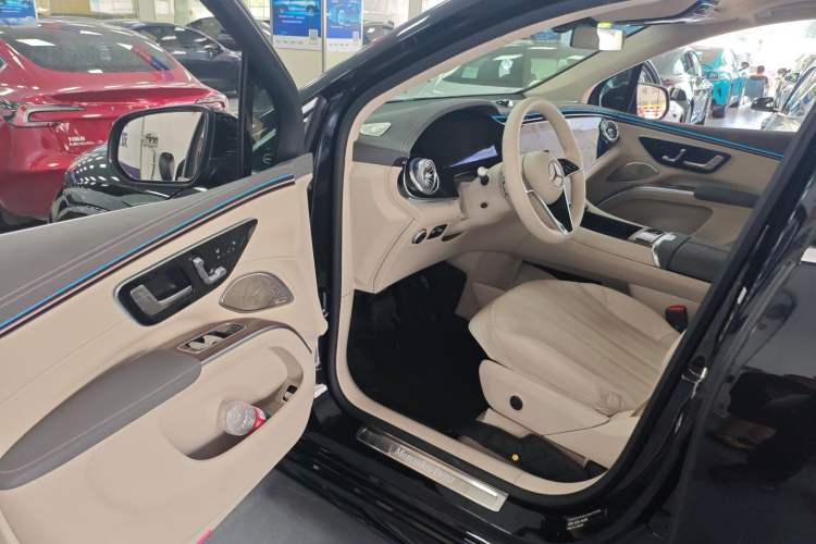 Used Mercedes-Benz EQS SUV 2023 450 4MATIC Pioneer Edition Interior 3