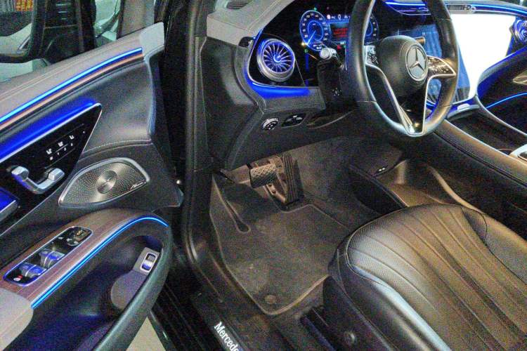 Used Mercedes-Benz EQS SUV 2023 450 4MATIC Pioneer Edition Interior 3