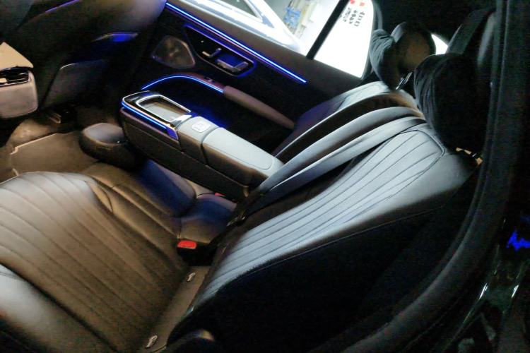 Used Mercedes-Benz EQS SUV 2023 450 4MATIC Pioneer Edition Interior 4