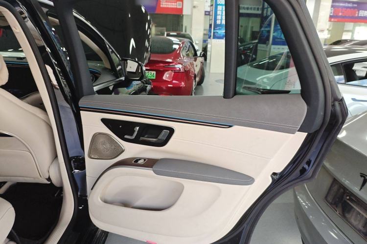 Used Mercedes-Benz EQS SUV 2023 450 4MATIC Pioneer Edition Interior 6