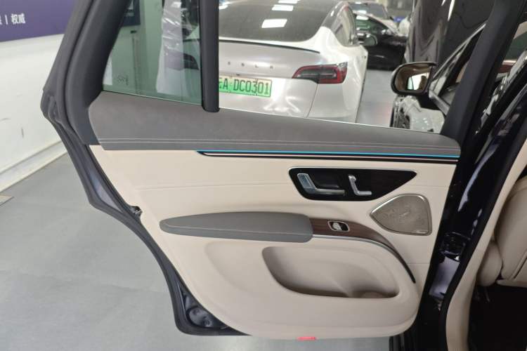 Used Mercedes-Benz EQS SUV 2023 450 4MATIC Pioneer Edition Interior 8