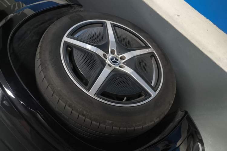 Used Mercedes-Benz EQS SUV 2023 450 4MATIC Pioneer Edition Left Front Wheel Hub
