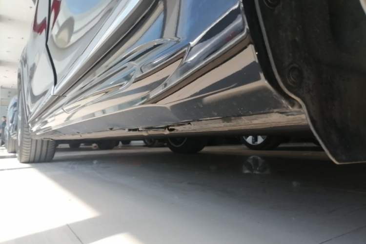 Used Mercedes-Benz EQS SUV 2023 450 4MATIC Pioneer Edition Left Side Sill