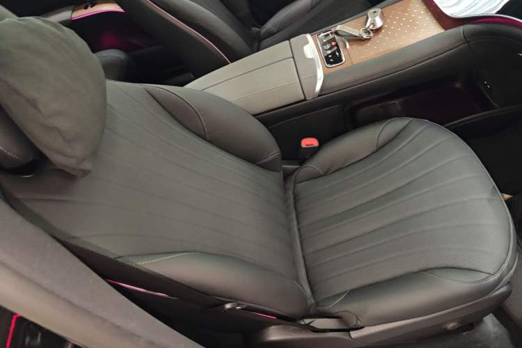 Used Mercedes-Benz EQS SUV 2023 450 4MATIC Luxury Edition Right Front Seat
