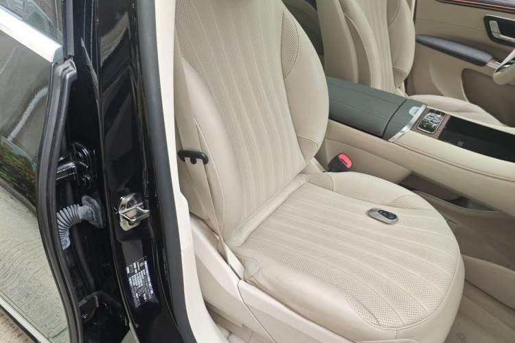 Used Mercedes-Benz EQS SUV 2023 450 4MATIC Pioneer Edition Right Front Seat