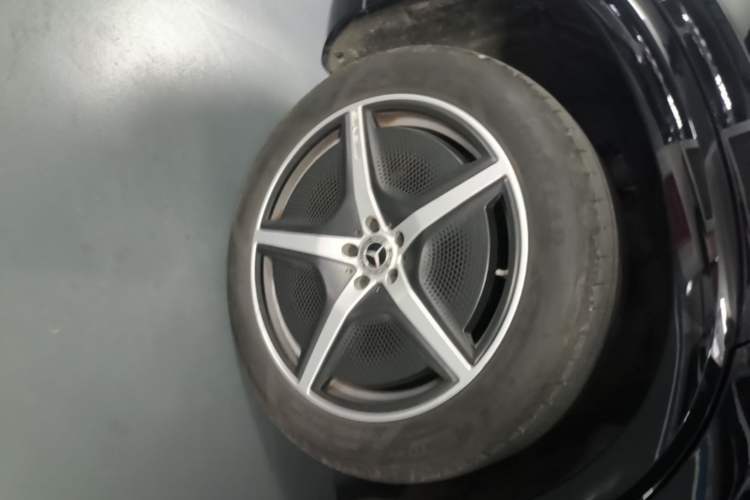 Used Mercedes-Benz EQS SUV 2023 450 4MATIC Pioneer Edition Right Rear Wheel Hub