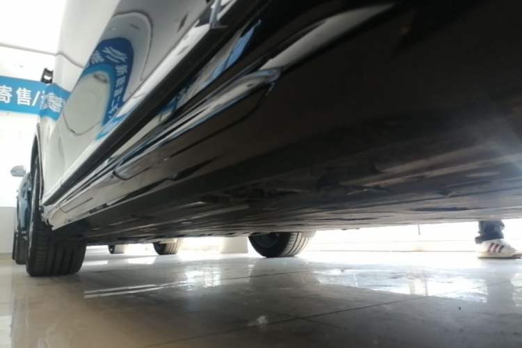 Used Mercedes-Benz EQS SUV 2023 450 4MATIC Pioneer Edition Right Side Sill